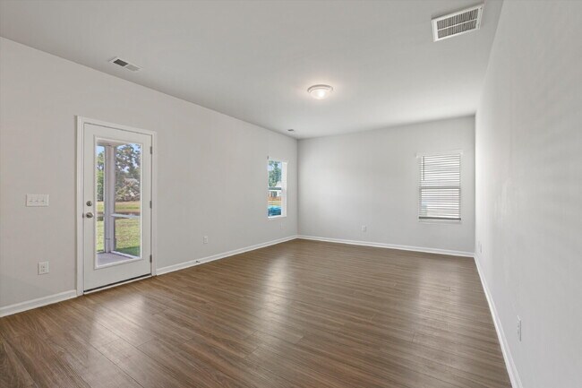 Building Photo - 4 Bedroom, 2.5 baths, with a 2 car garage located in Shell Point Farm.