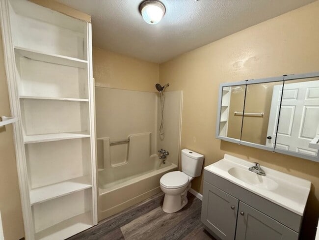 Building Photo - Newly Renovated, spacious 4 bedroom / 3 bath