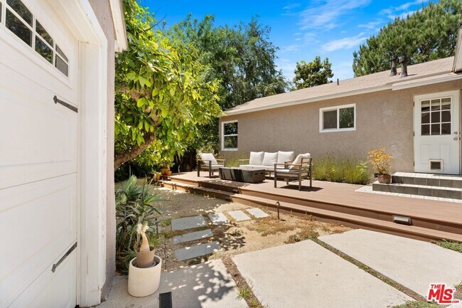 Building Photo - 1338 Montecito Cir