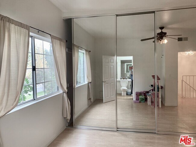 Building Photo - 4189 Vineland Ave