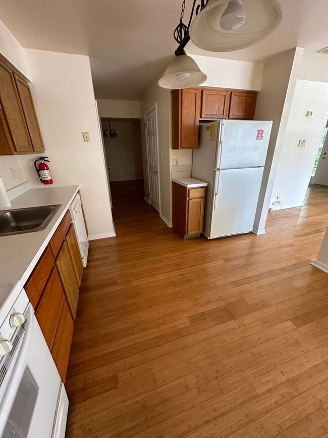Building Photo - 3 bedroom in Essex Place