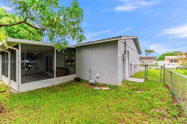 Building Photo - 608 SW 76th Terrace