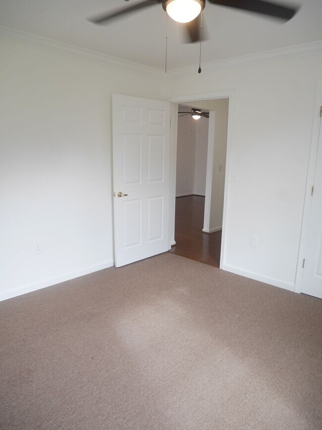 Building Photo - Spacious 3 Bedroom End Unit- Baltimore, MD