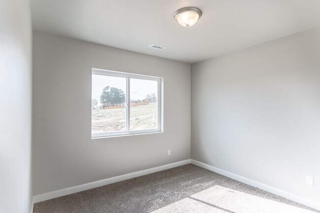 Building Photo - 3 Bed, 2.5 Bath Duplex in Royal City