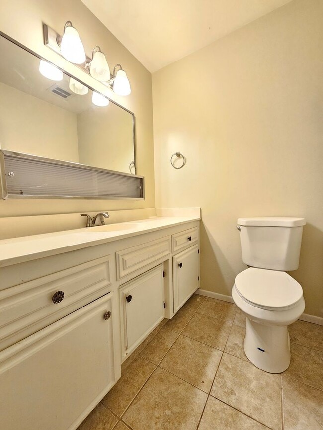 Building Photo - Charming Condo With Pool Access!