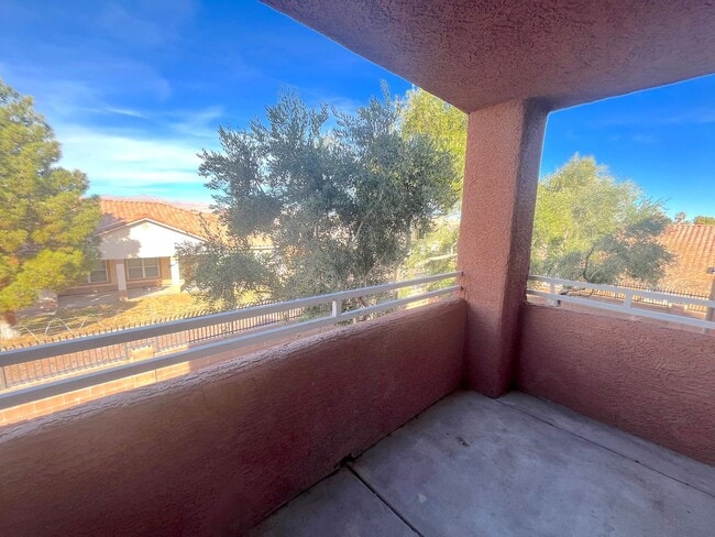 Building Photo - SPACIOUS 2BED/2BATH CONDO * SECOND FLOOR FLOOR UNIT*