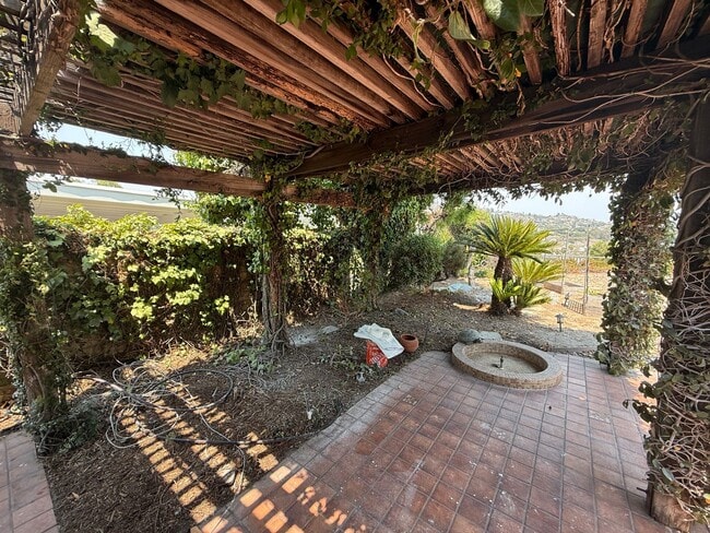 Building Photo - Minutes from Campus with Scenic Overlook Views! 6 Bed!