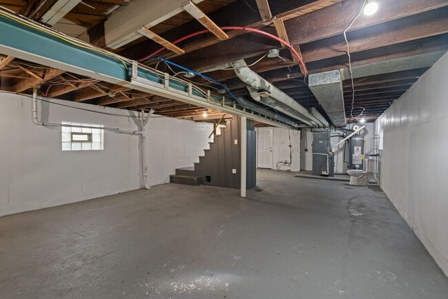 Building Photo - SCORE 50% OFF 1ST MONTH'S RENT IF SIGNED BY DEC 5! Cozy 3 Bedroom home in McKees Rocks available ...