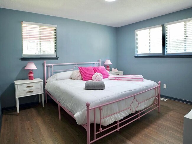 Building Photo - Three Bedroom Home