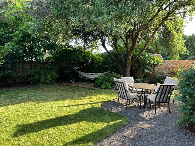 Building Photo - Beautiful Fully Furnished Home in Close-In...