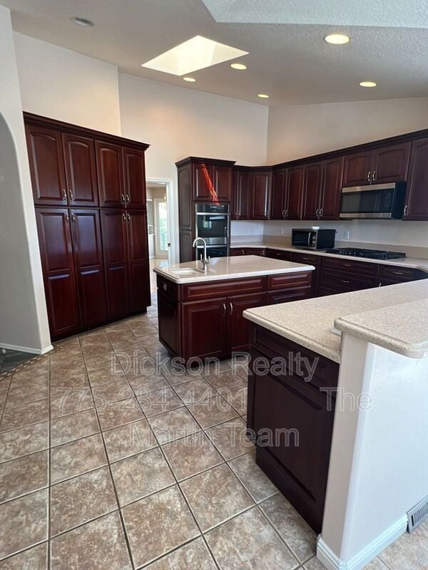 Building Photo - 3245 Marthiam Ave