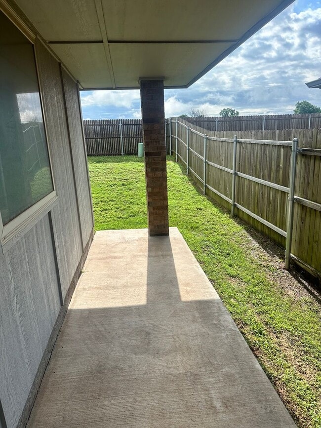 Building Photo - FIRST MONTH FREE - 4 BEDROOMS!