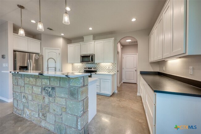 Building Photo - 1516 Stonecrest Dr