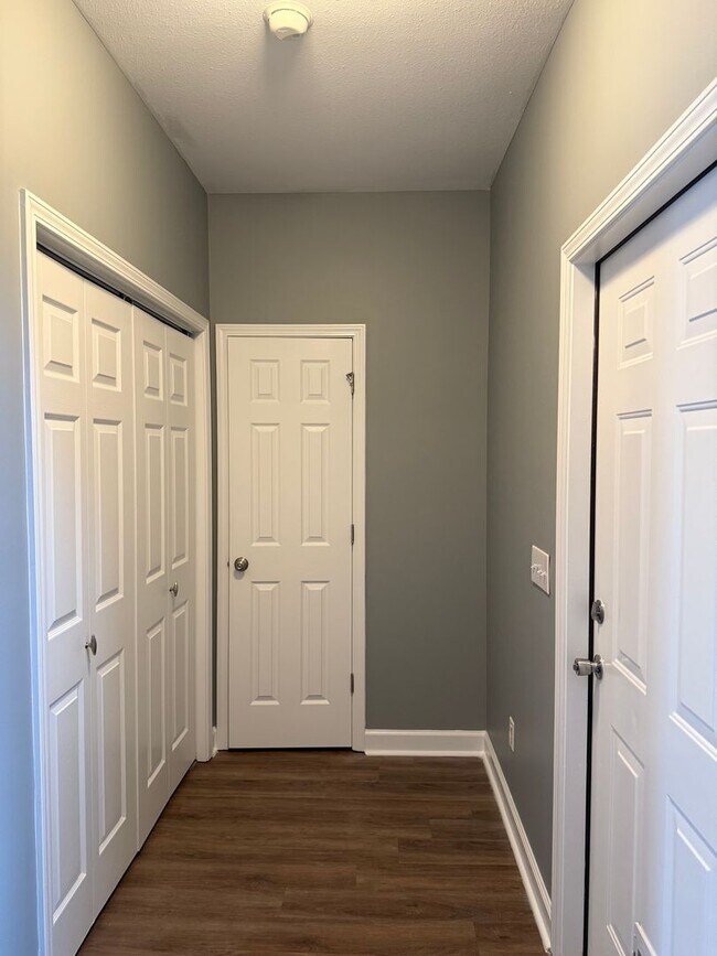 Building Photo - Available NOW -111 Peregrine Way