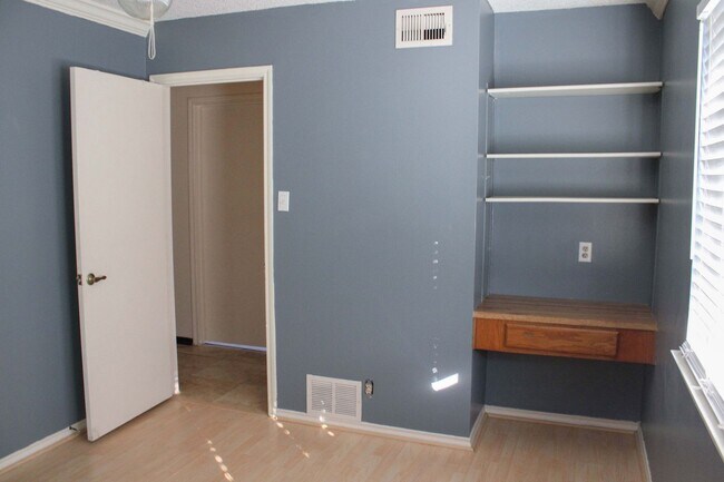 Building Photo - 4222 Clear Lake Dr