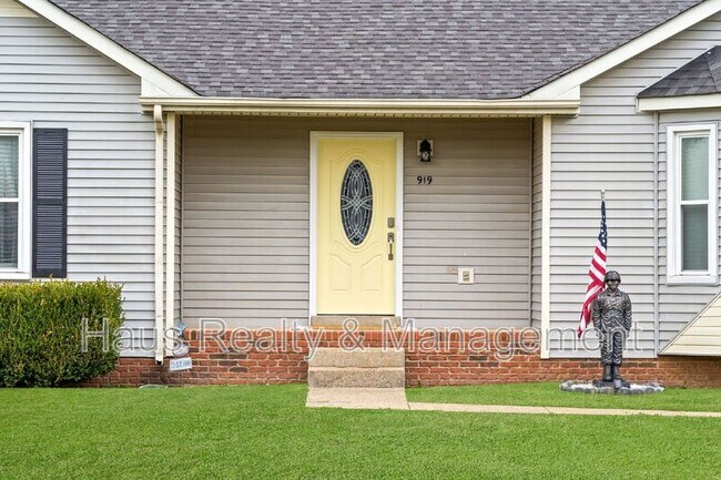 Building Photo - 919 Desota Ln