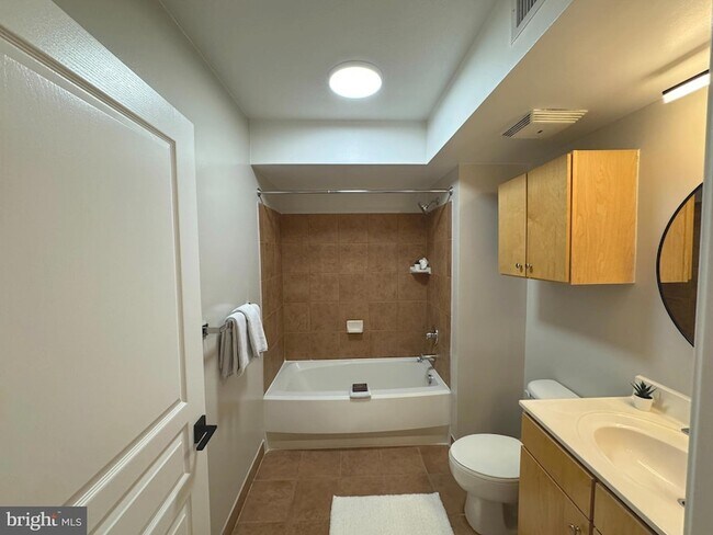 Building Photo - 616 E Street NW Unit 308