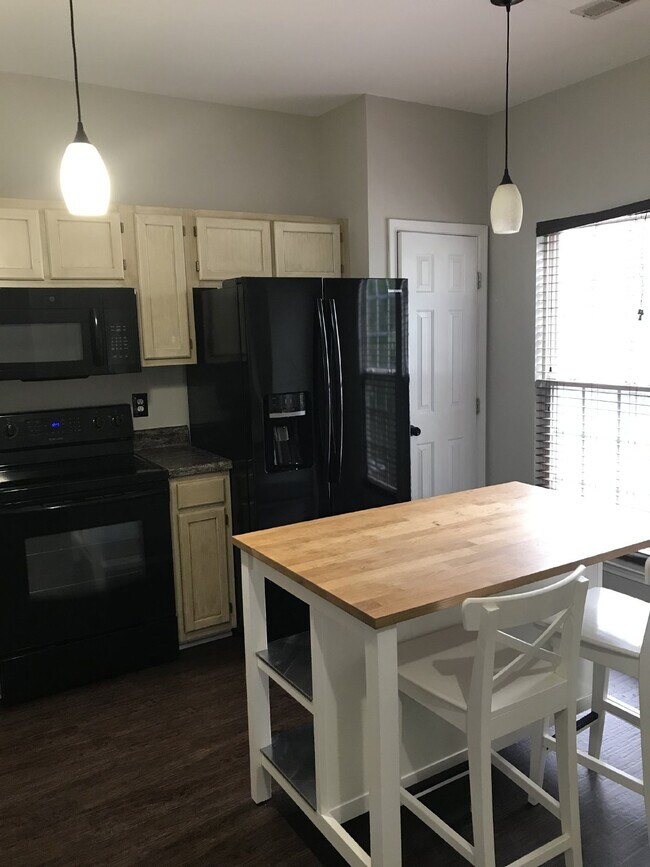 Building Photo - 209 Summerston Pl