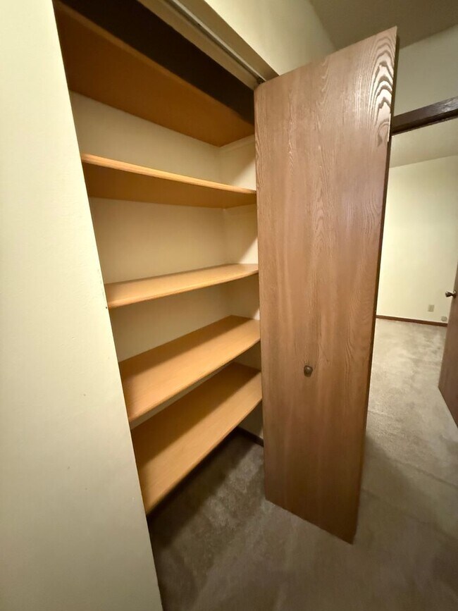 Building Photo - PP - 14 - Grandview Ave