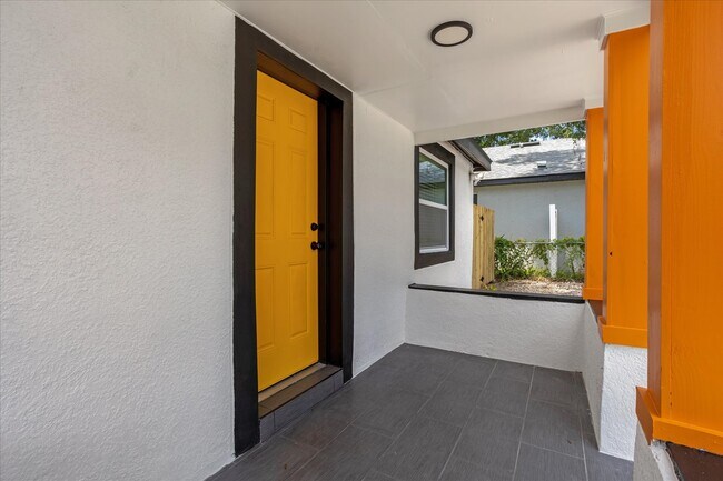 Building Photo - 812 W Miller St