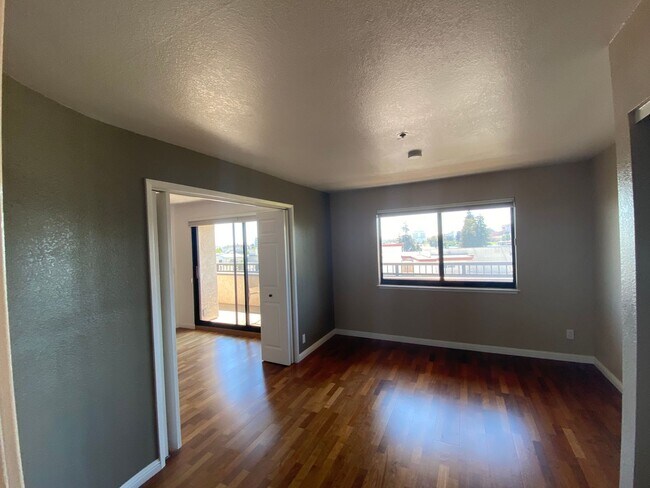 Building Photo - Amazing Cleveland Heights, 1 Block East of Lake Merritt with views of the lake