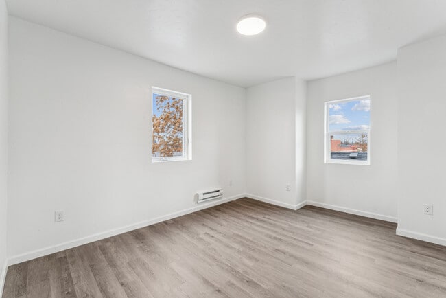 Building Photo - 913 1/2