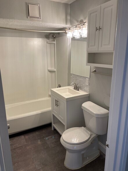 Beautiful bathroom - 9055 Wrenwood Ln