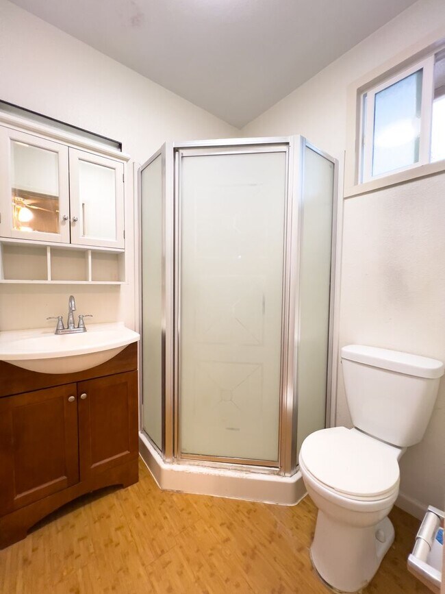 Building Photo - 1027