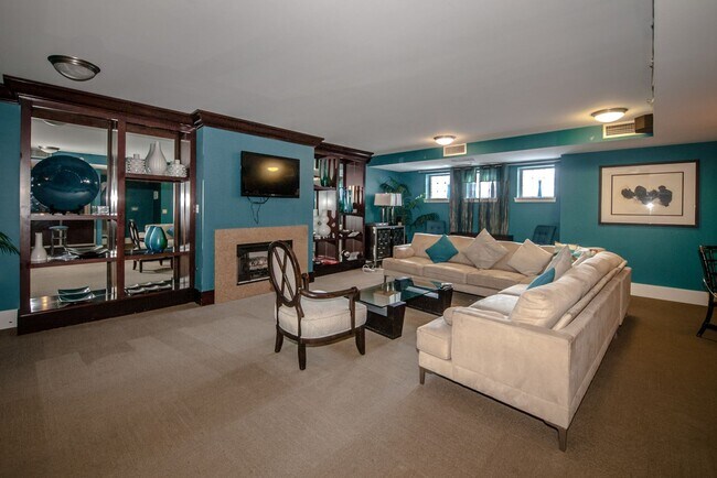 Building Photo - Centrally Located 1BD/1BA w Parking Chinat...