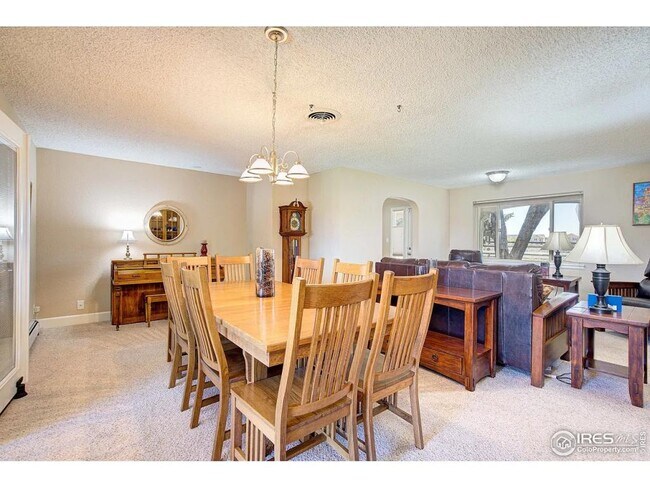 Building Photo - 2616 E Vine Dr