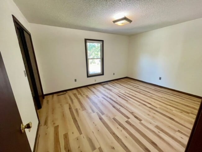 Building Photo - 3839 N Stewart Ave