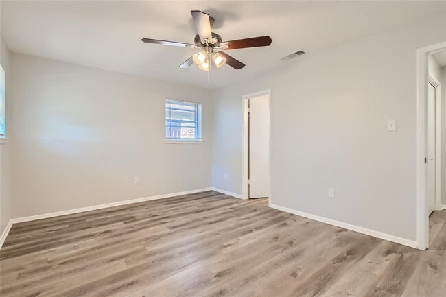 Building Photo - ? Modern 3-Bedroom Bedford Home with Spacious Layout ?