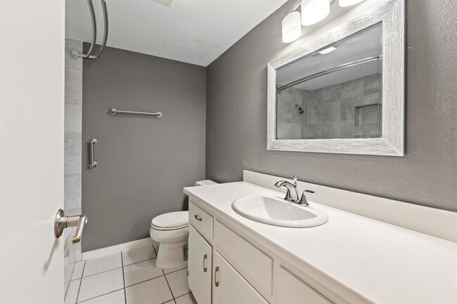 Building Photo - 2425 Ashdale Dr