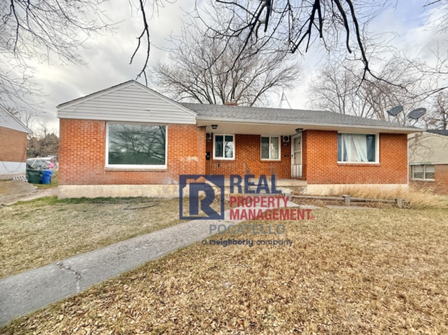 Building Photo - 3 Bedroom 1 Bath Apartment - newly remodeled