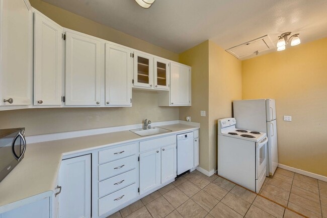 Building Photo - Charming Midtown 1-Bedroom Apartment with ...