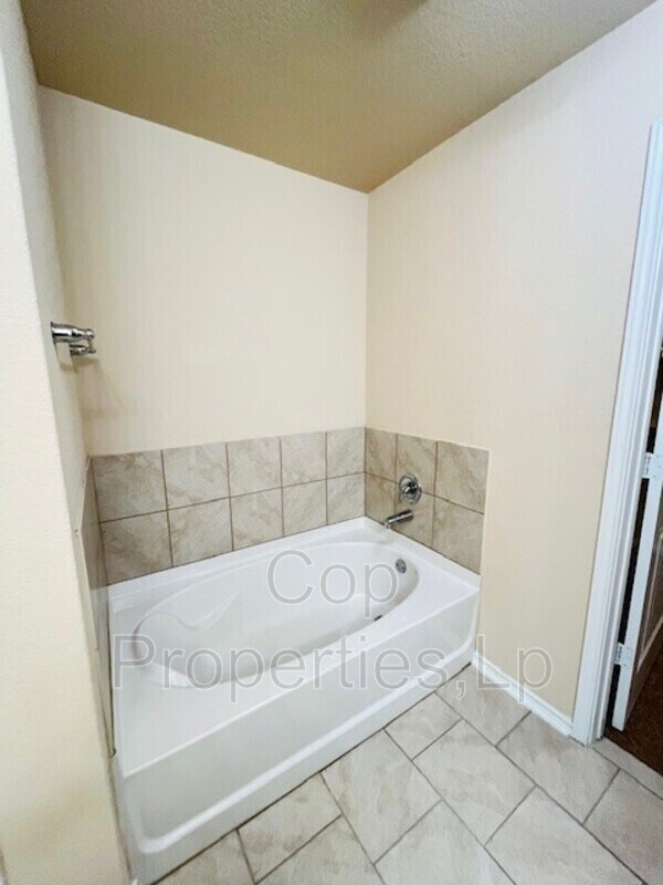 Building Photo - 12110 Kruth Pt