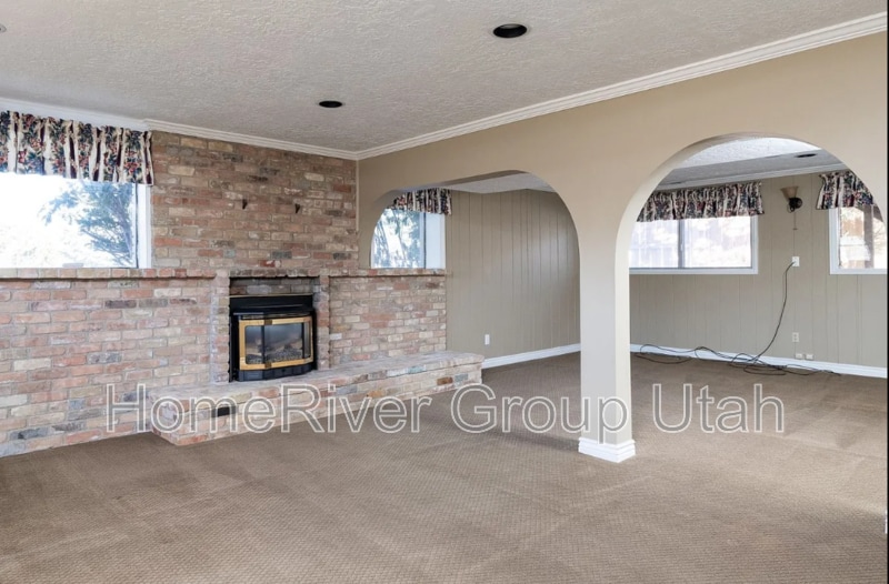 Building Photo - 2699 Grandview Dr