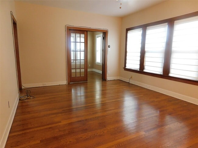 Primary Photo - 1915 Cleburne St