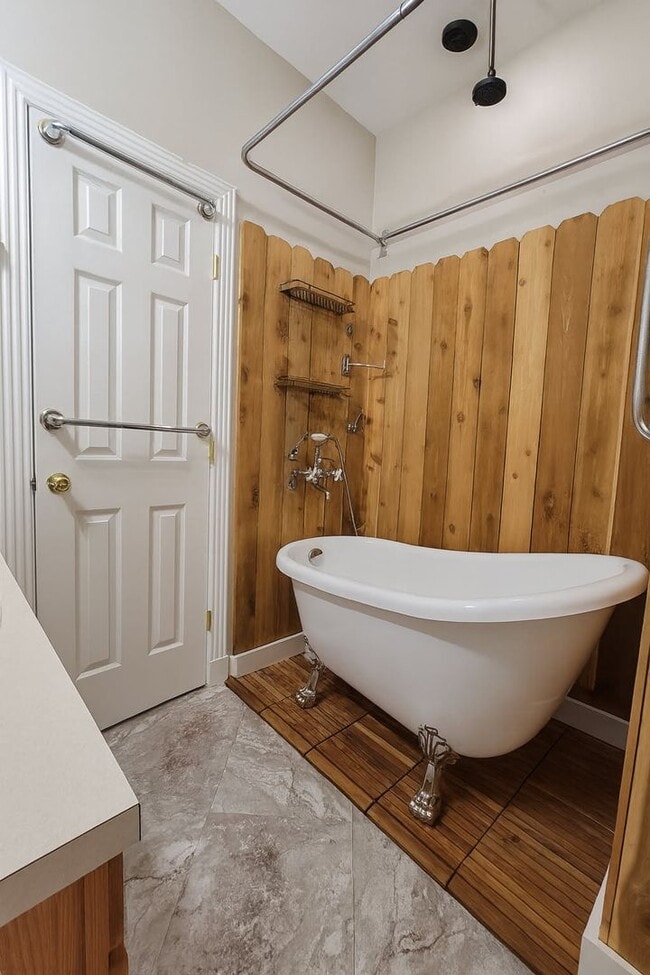 Building Photo - Must see 3 bedroom 2 bath!