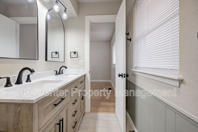 Building Photo - 314 N Lakeside Terrace