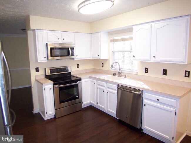 Building Photo - 411 Grasmere Dr