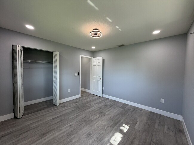 Building Photo - "Charming 3-Bedroom Retreat with 2 Full Baths on Aurora St NW!"