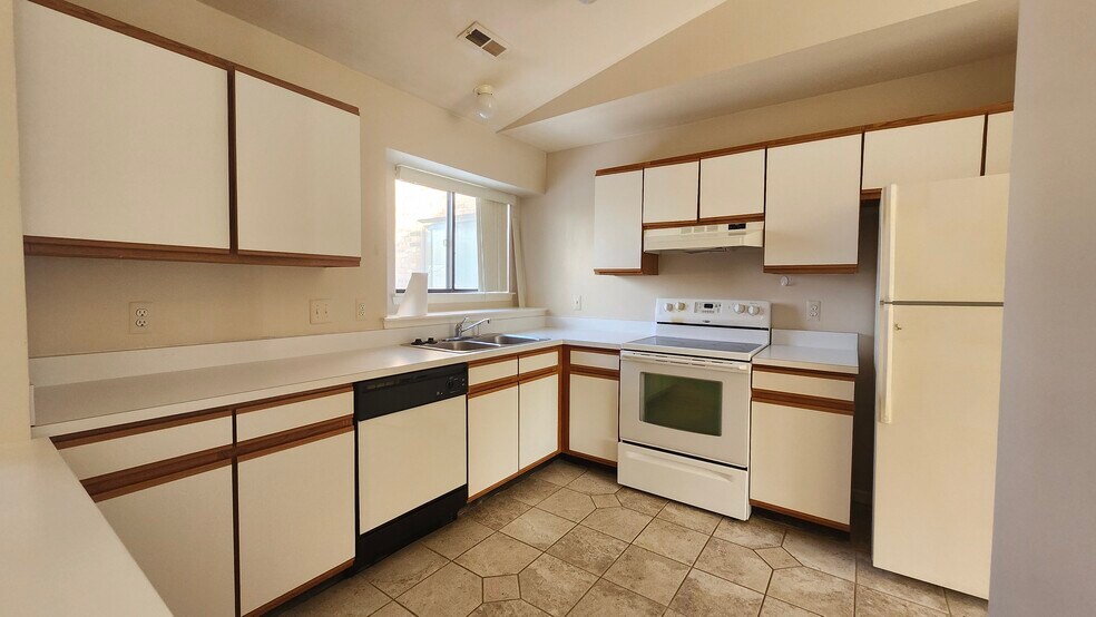 Building Photo - 42766 Lilley Pointe Dr