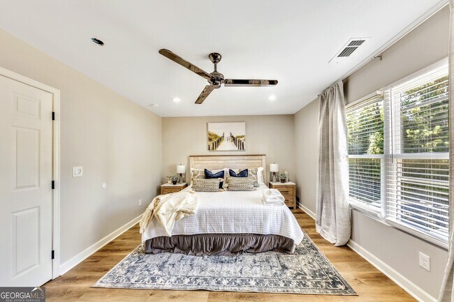 Building Photo - 1018 Falling Valley Ct SE