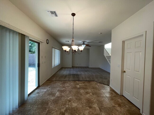 Building Photo - 4 Bedroom Home in Lantana Village Near E Ocotillo Rd. and S McQueen Rd!