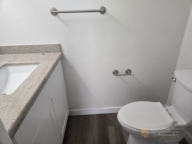 Building Photo - Fully remodeled, spacious 3 bed 2.5 bath, two-story home in Phoenix