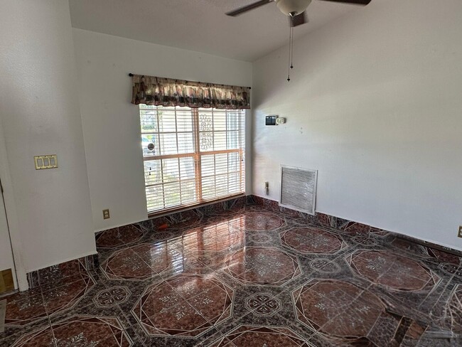 Building Photo - 1361 SW Gastador Ave