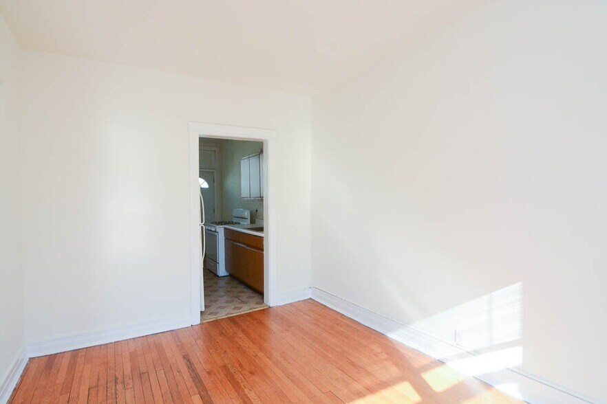 Building Photo - 832 W Waveland