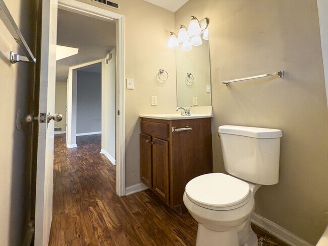 Building Photo - 2503-2503 E Morris Dr