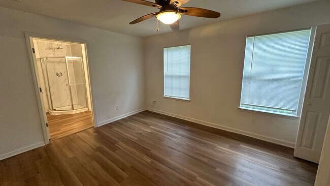 Building Photo - Recently Updated 3/2 Newer Kitchen, Deck &...